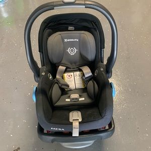 Uppababy Mesa car seat and base